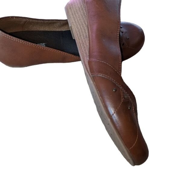 LOWER EAST SIDE WOMENS BROWN FAUX LEATHER LOW WEDGE HEELS SLIP ON SHOES SIZE 8.5 - Picture 4 of 13
